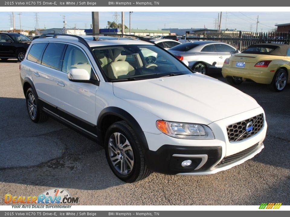 Front 3/4 View of 2015 Volvo XC70 T5 Drive-E Photo #7