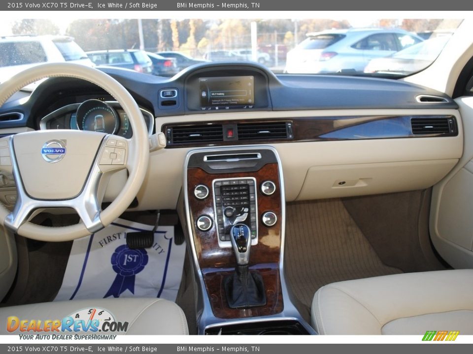 Dashboard of 2015 Volvo XC70 T5 Drive-E Photo #9