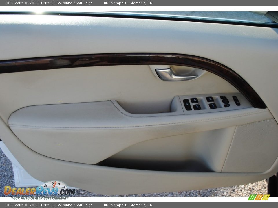 Door Panel of 2015 Volvo XC70 T5 Drive-E Photo #10