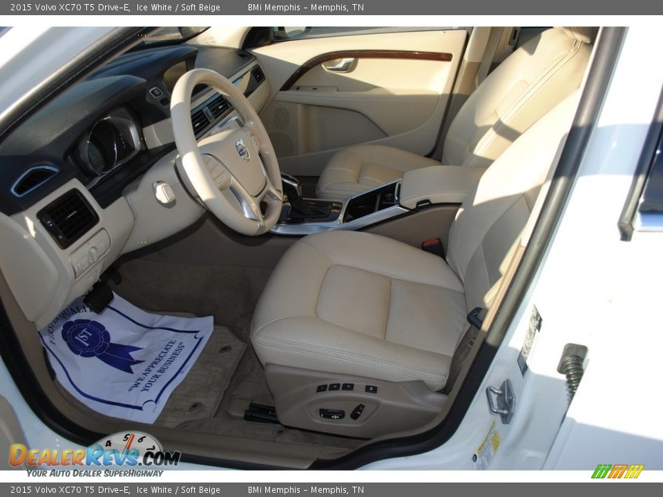 Front Seat of 2015 Volvo XC70 T5 Drive-E Photo #11