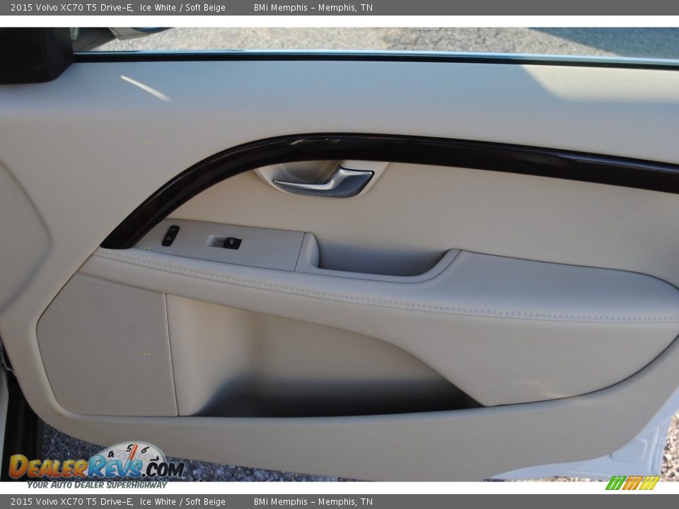 Door Panel of 2015 Volvo XC70 T5 Drive-E Photo #26