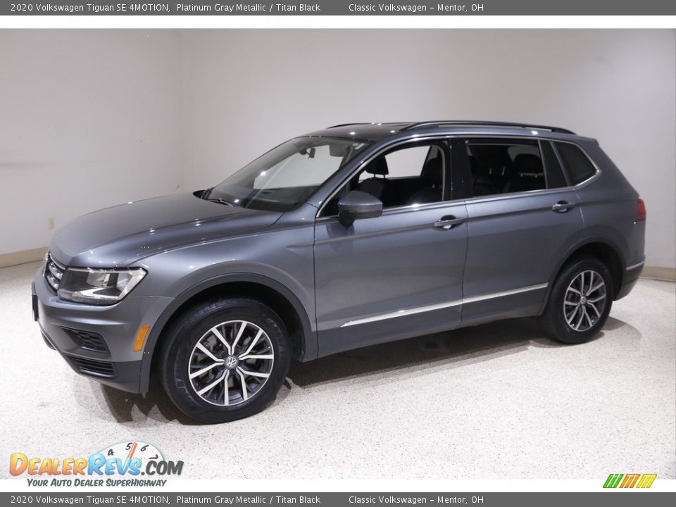 Front 3/4 View of 2020 Volkswagen Tiguan SE 4MOTION Photo #3