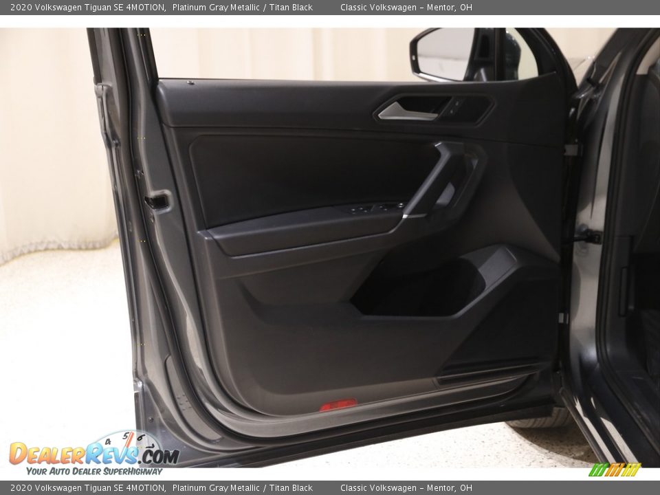Door Panel of 2020 Volkswagen Tiguan SE 4MOTION Photo #4