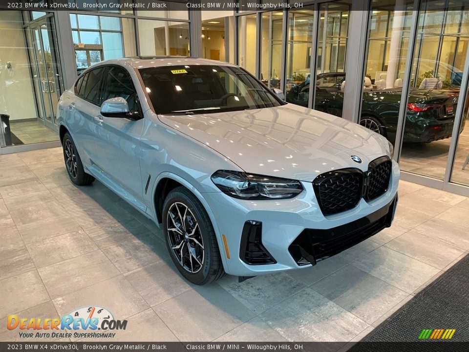 Front 3/4 View of 2023 BMW X4 xDrive30i Photo #1
