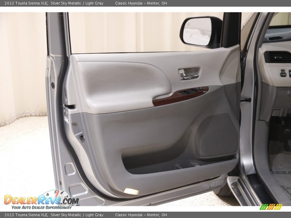 2013 Toyota Sienna XLE Silver Sky Metallic / Light Gray Photo #4