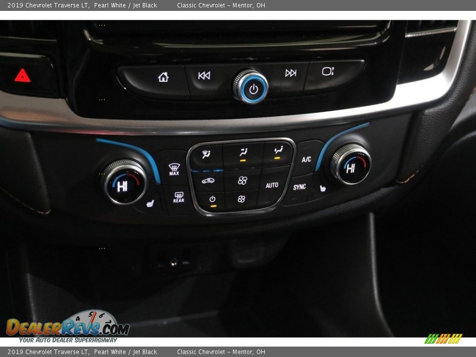 Controls of 2019 Chevrolet Traverse LT Photo #14