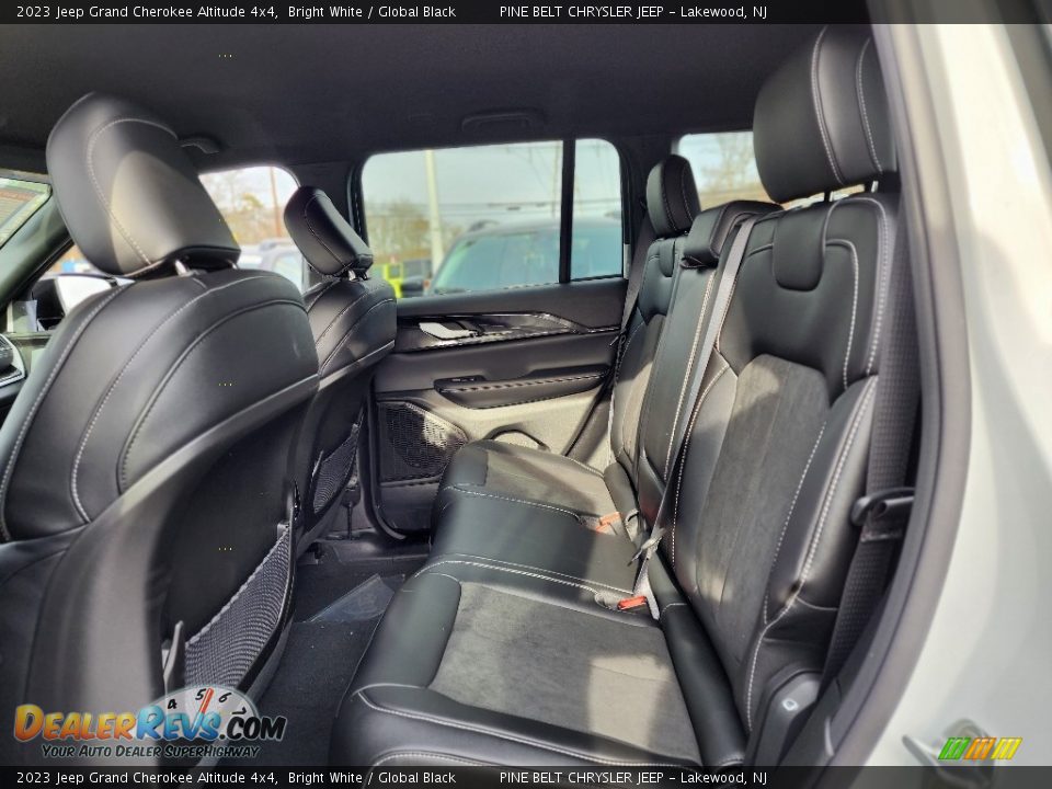 2023 Jeep Grand Cherokee Altitude 4x4 Bright White / Global Black Photo #7
