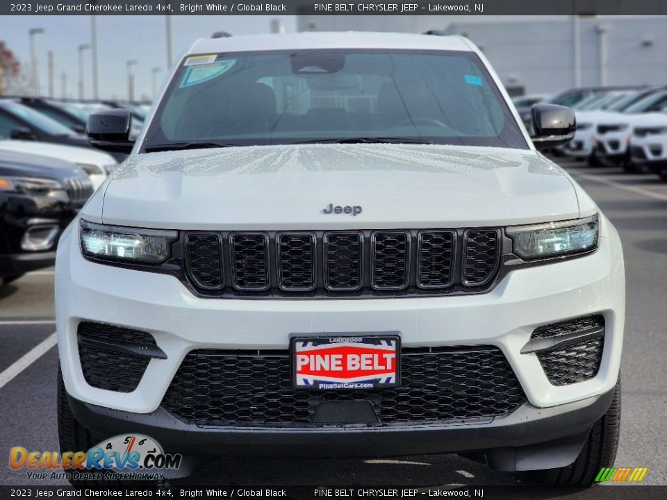 2023 Jeep Grand Cherokee Laredo 4x4 Bright White / Global Black Photo #2