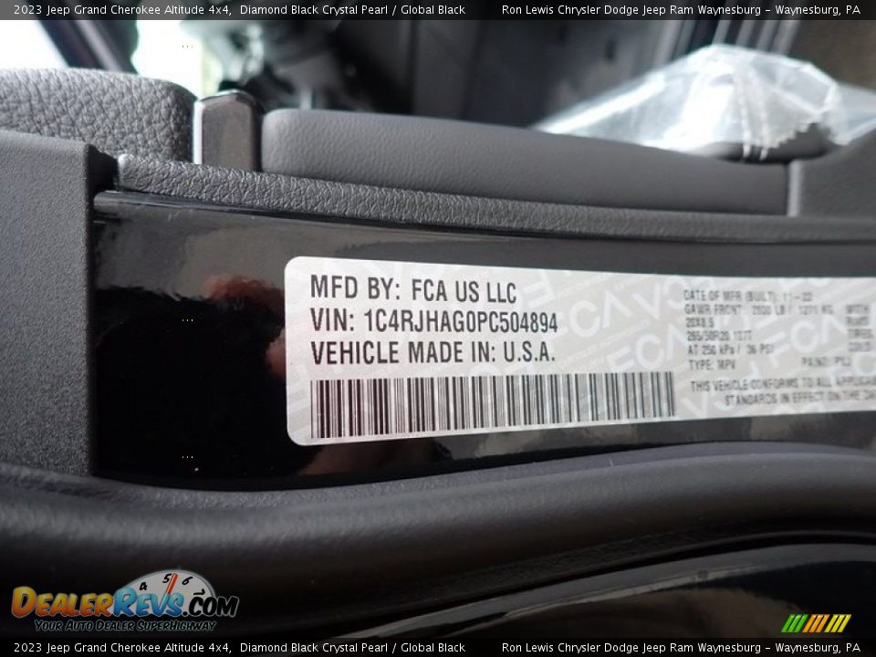 2023 Jeep Grand Cherokee Altitude 4x4 Diamond Black Crystal Pearl / Global Black Photo #14