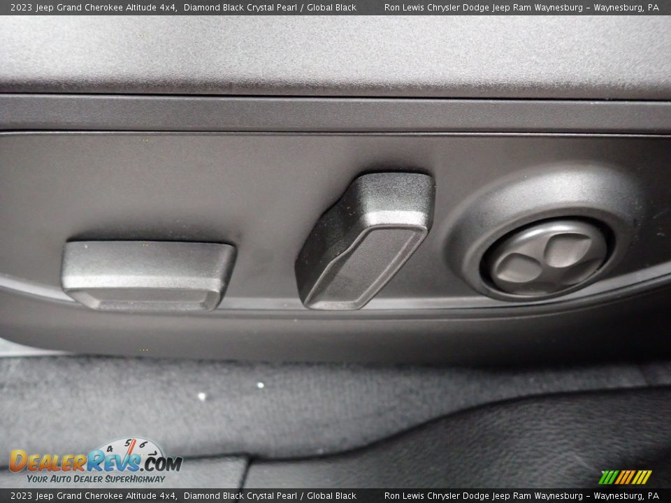 2023 Jeep Grand Cherokee Altitude 4x4 Diamond Black Crystal Pearl / Global Black Photo #16