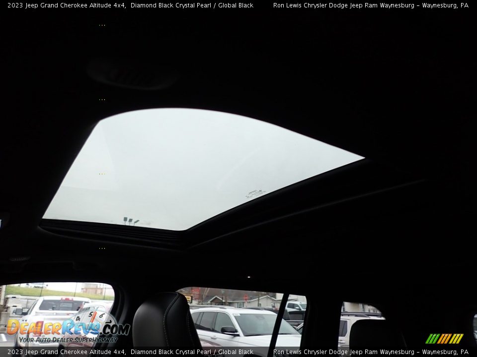 2023 Jeep Grand Cherokee Altitude 4x4 Diamond Black Crystal Pearl / Global Black Photo #17