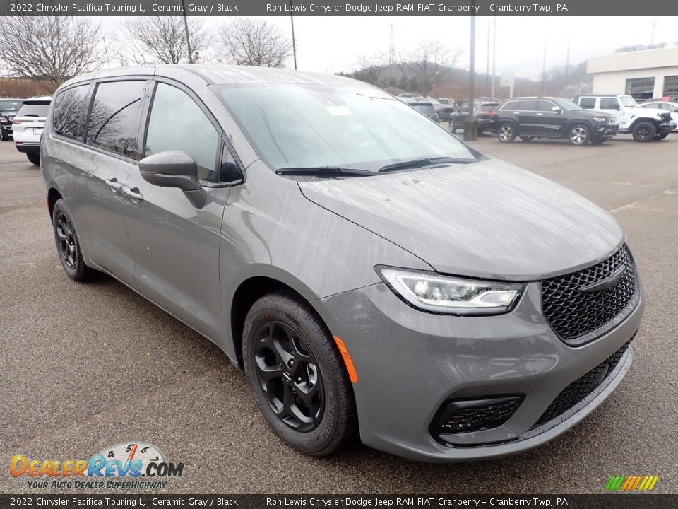 Front 3/4 View of 2022 Chrysler Pacifica Touring L Photo #3