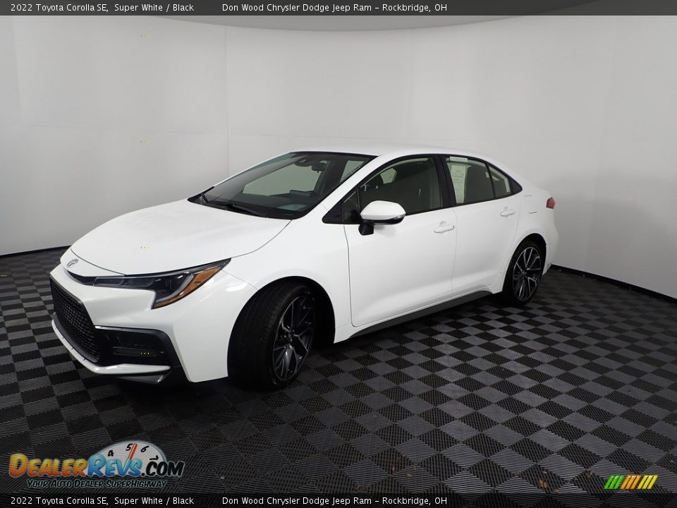 Front 3/4 View of 2022 Toyota Corolla SE Photo #5