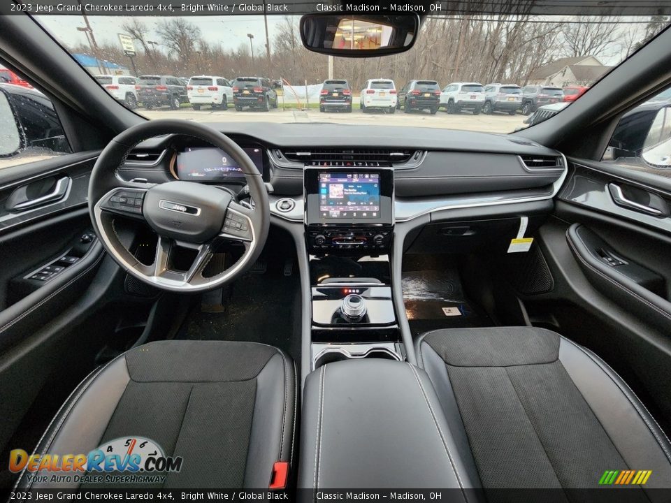 2023 Jeep Grand Cherokee Laredo 4x4 Bright White / Global Black Photo #3