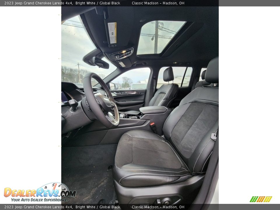 2023 Jeep Grand Cherokee Laredo 4x4 Bright White / Global Black Photo #5