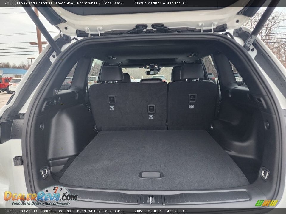 2023 Jeep Grand Cherokee Laredo 4x4 Bright White / Global Black Photo #6