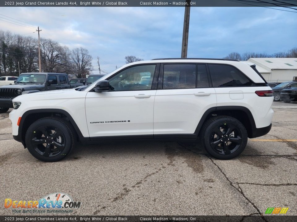 2023 Jeep Grand Cherokee Laredo 4x4 Bright White / Global Black Photo #9