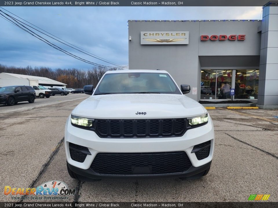 2023 Jeep Grand Cherokee Laredo 4x4 Bright White / Global Black Photo #10