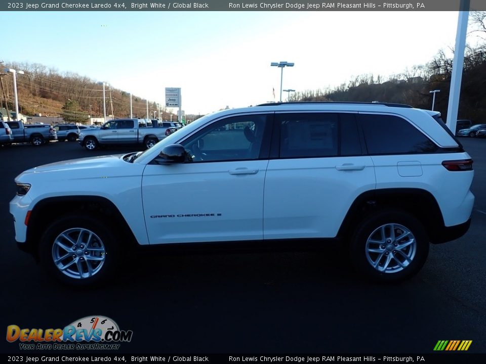 2023 Jeep Grand Cherokee Laredo 4x4 Bright White / Global Black Photo #2