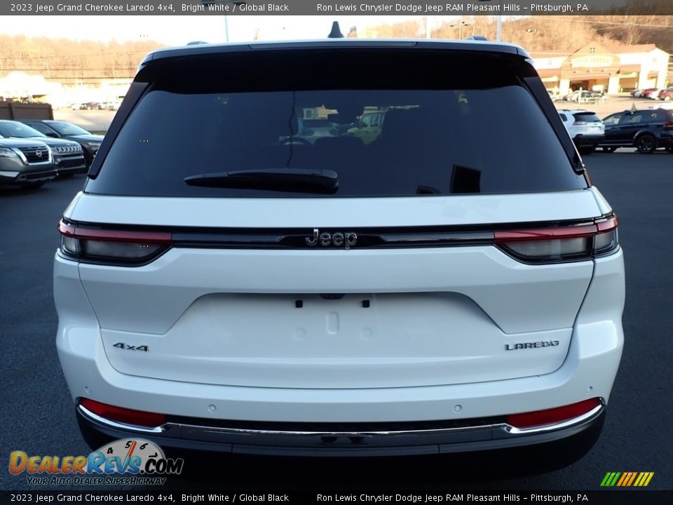 2023 Jeep Grand Cherokee Laredo 4x4 Bright White / Global Black Photo #4