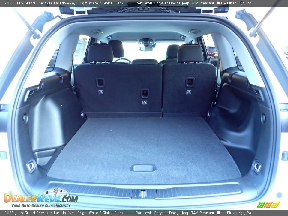 2023 Jeep Grand Cherokee Laredo 4x4 Bright White / Global Black Photo #5
