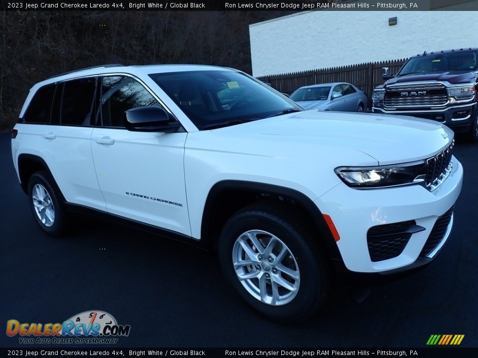 2023 Jeep Grand Cherokee Laredo 4x4 Bright White / Global Black Photo #8
