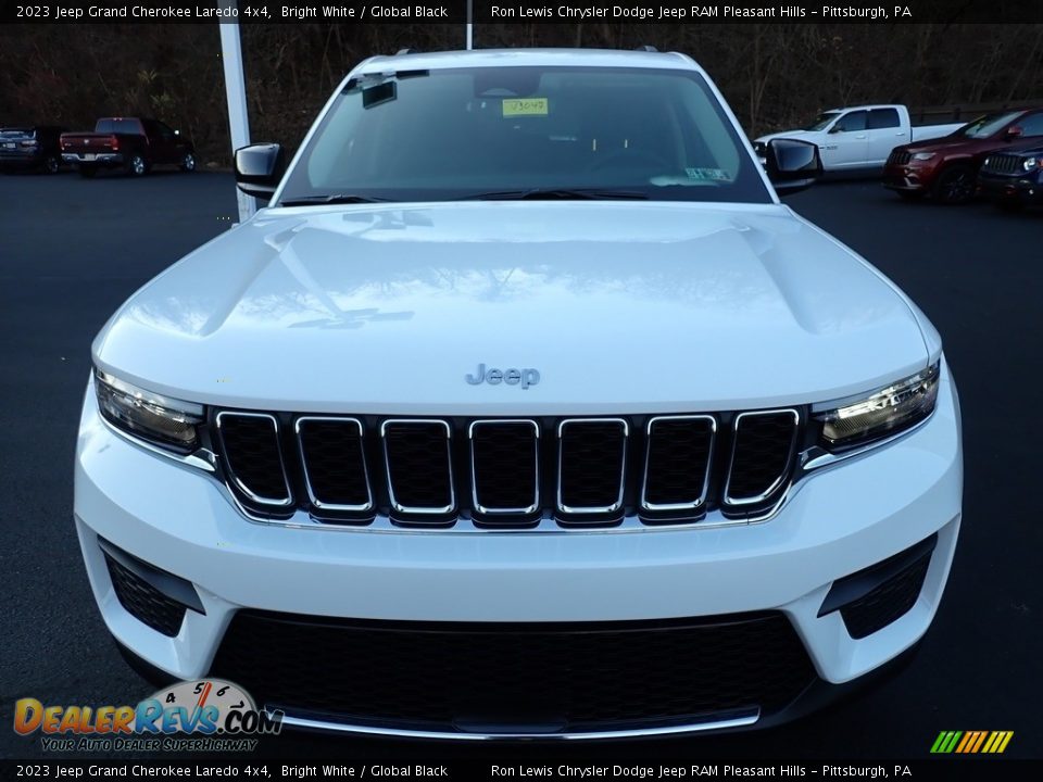 2023 Jeep Grand Cherokee Laredo 4x4 Bright White / Global Black Photo #9