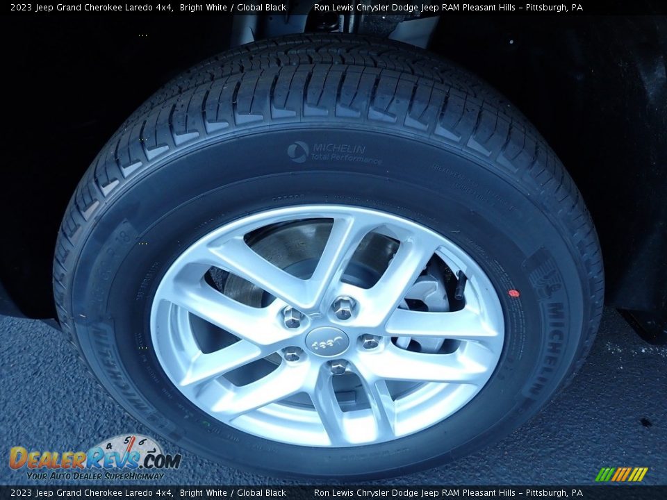 2023 Jeep Grand Cherokee Laredo 4x4 Bright White / Global Black Photo #10