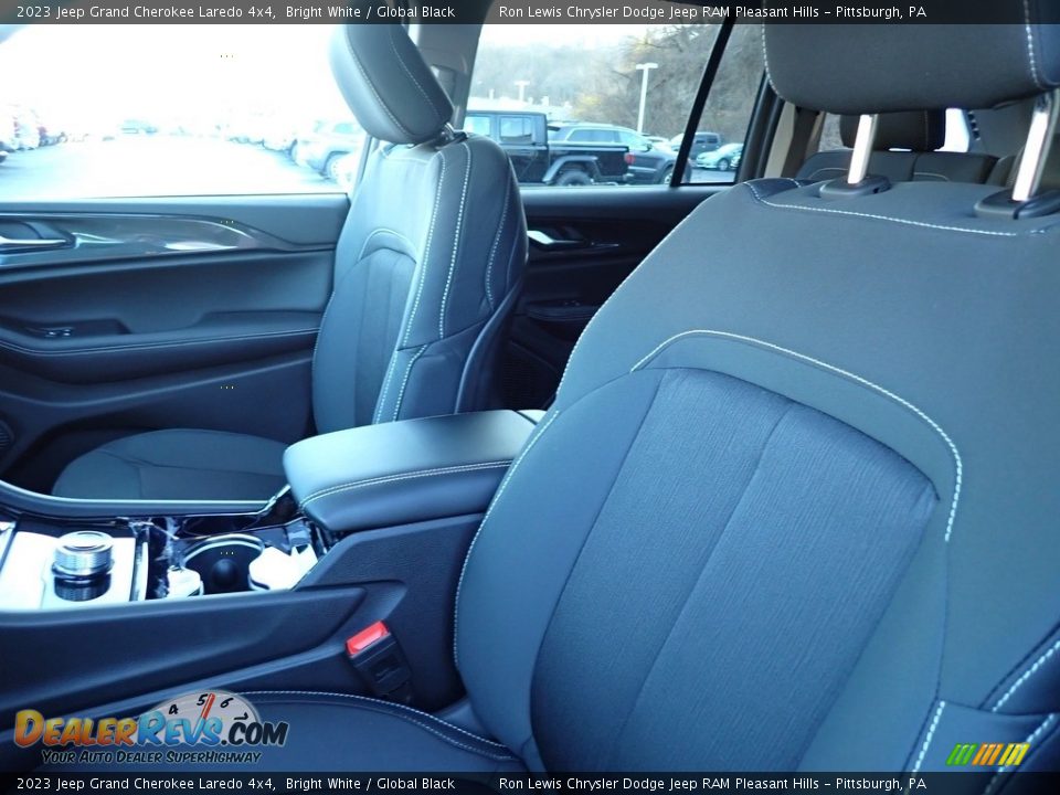2023 Jeep Grand Cherokee Laredo 4x4 Bright White / Global Black Photo #11
