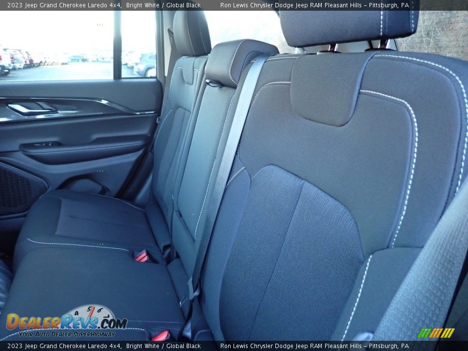 2023 Jeep Grand Cherokee Laredo 4x4 Bright White / Global Black Photo #12