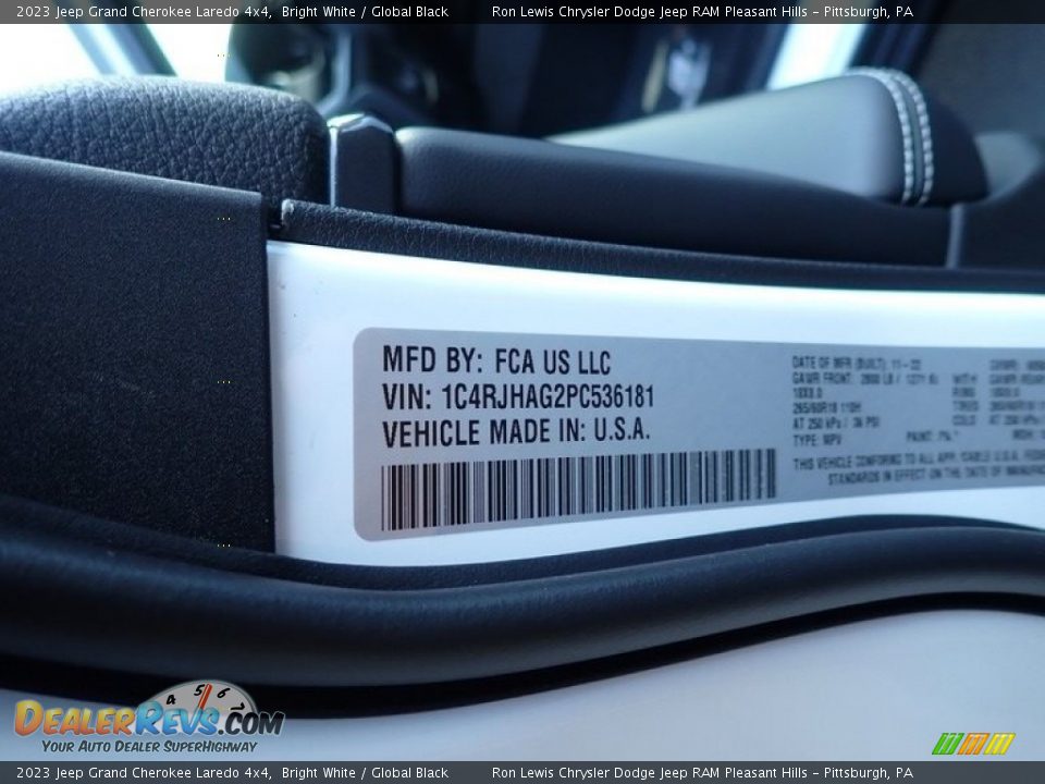 2023 Jeep Grand Cherokee Laredo 4x4 Bright White / Global Black Photo #14
