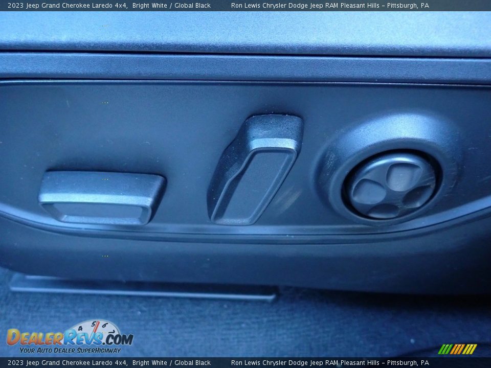 2023 Jeep Grand Cherokee Laredo 4x4 Bright White / Global Black Photo #16