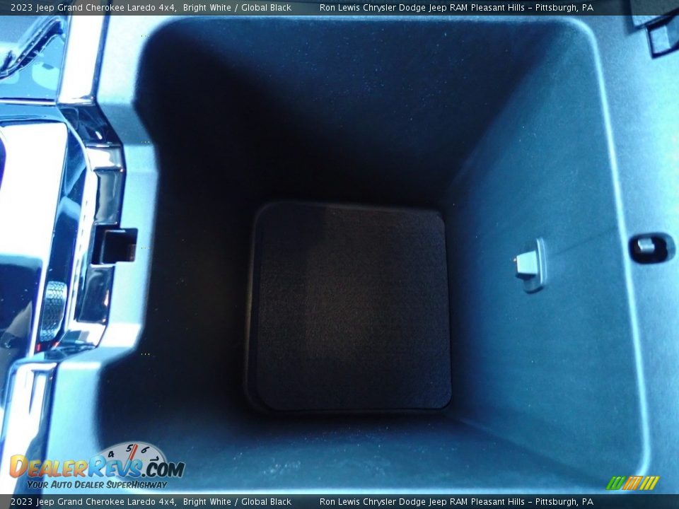 2023 Jeep Grand Cherokee Laredo 4x4 Bright White / Global Black Photo #18