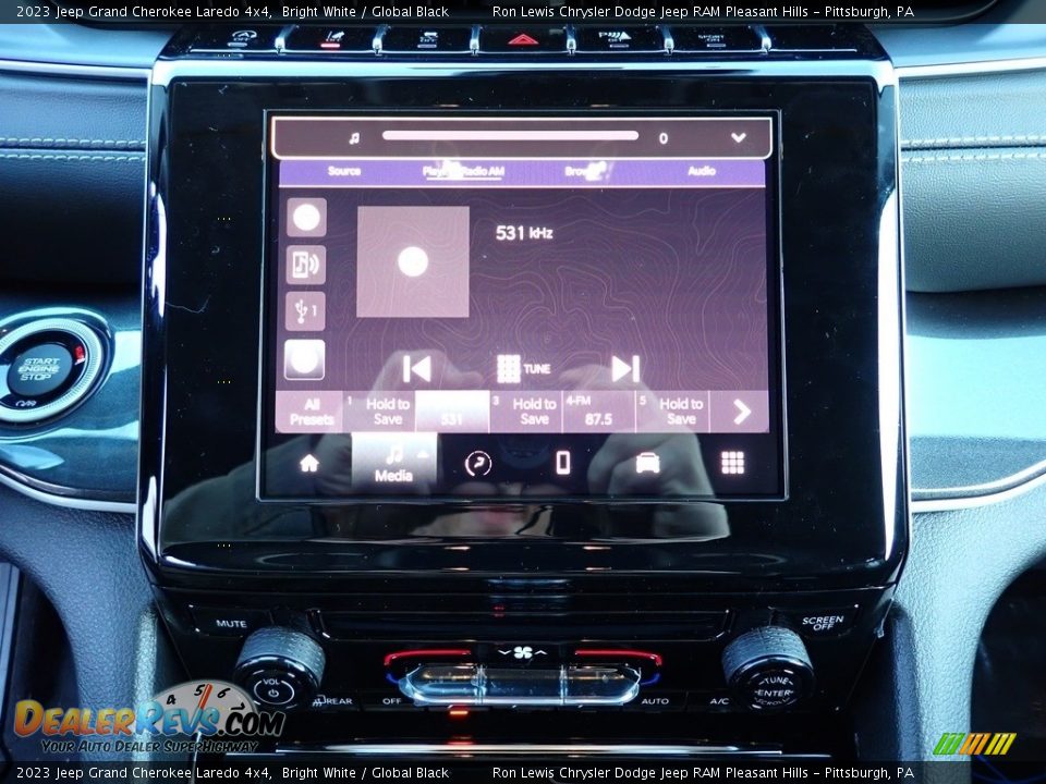 2023 Jeep Grand Cherokee Laredo 4x4 Bright White / Global Black Photo #20