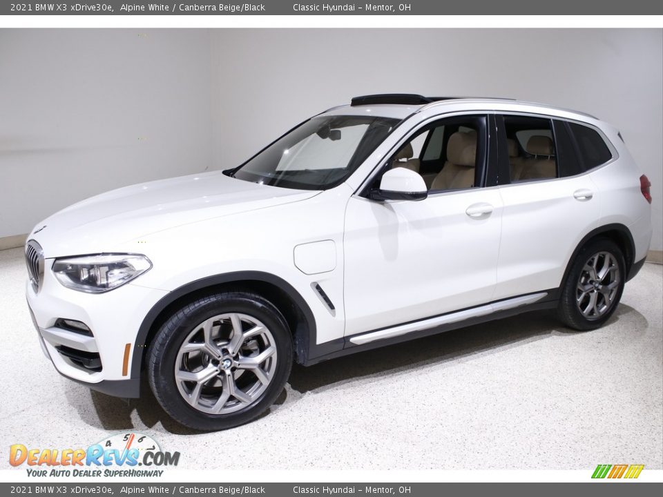 Front 3/4 View of 2021 BMW X3 xDrive30e Photo #3