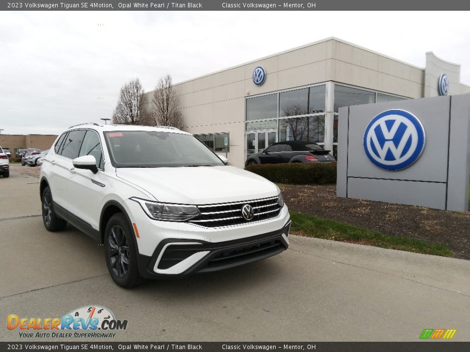 Front 3/4 View of 2023 Volkswagen Tiguan SE 4Motion Photo #1