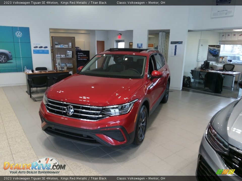 Front 3/4 View of 2023 Volkswagen Tiguan SE 4Motion Photo #1
