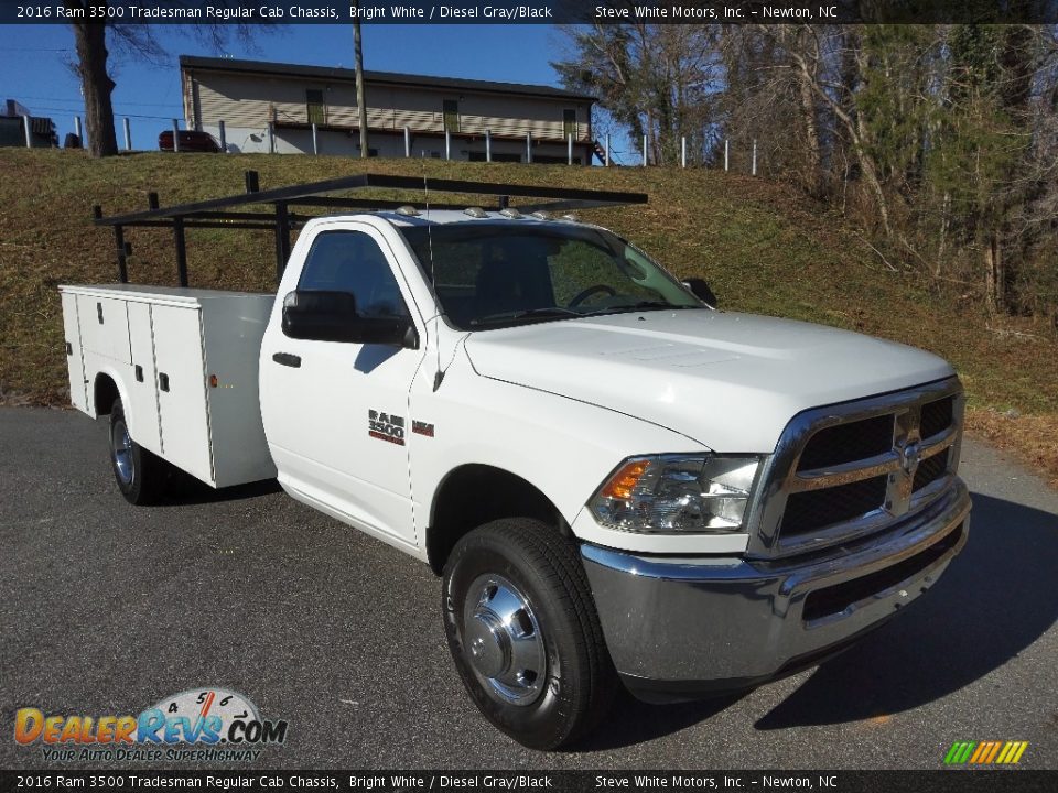 Front 3/4 View of 2016 Ram 3500 Tradesman Regular Cab Chassis Photo #4