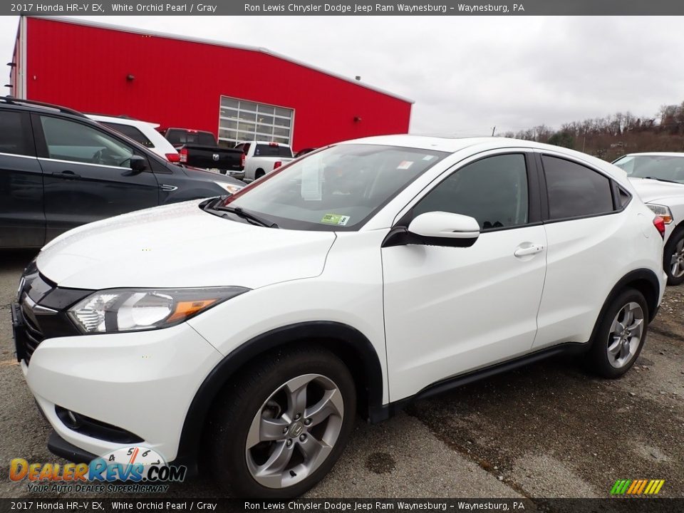 Front 3/4 View of 2017 Honda HR-V EX Photo #1