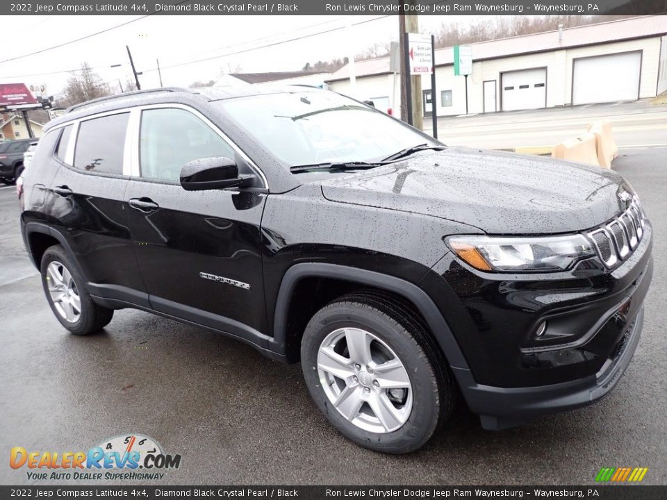 Front 3/4 View of 2022 Jeep Compass Latitude 4x4 Photo #8
