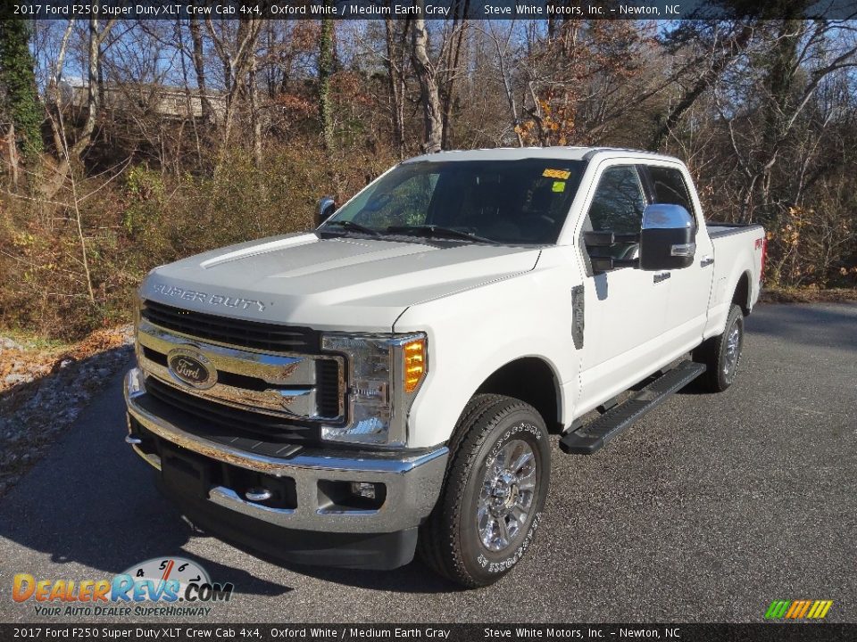 2017 Ford F250 Super Duty XLT Crew Cab 4x4 Oxford White / Medium Earth Gray Photo #2