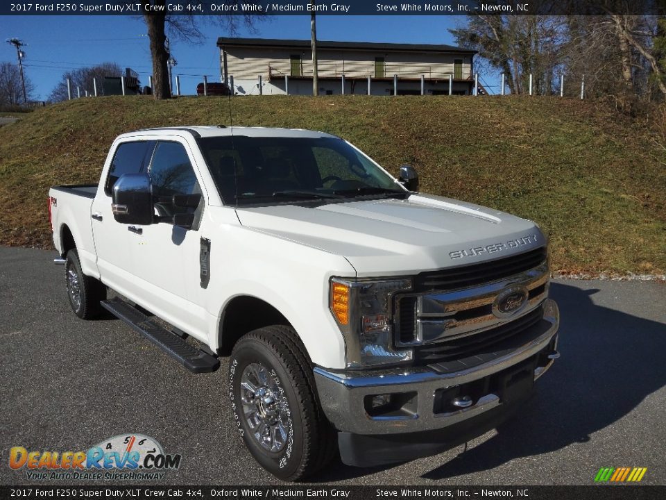 2017 Ford F250 Super Duty XLT Crew Cab 4x4 Oxford White / Medium Earth Gray Photo #4