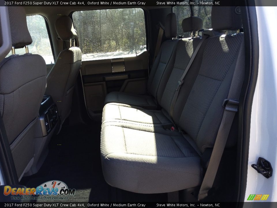 2017 Ford F250 Super Duty XLT Crew Cab 4x4 Oxford White / Medium Earth Gray Photo #14