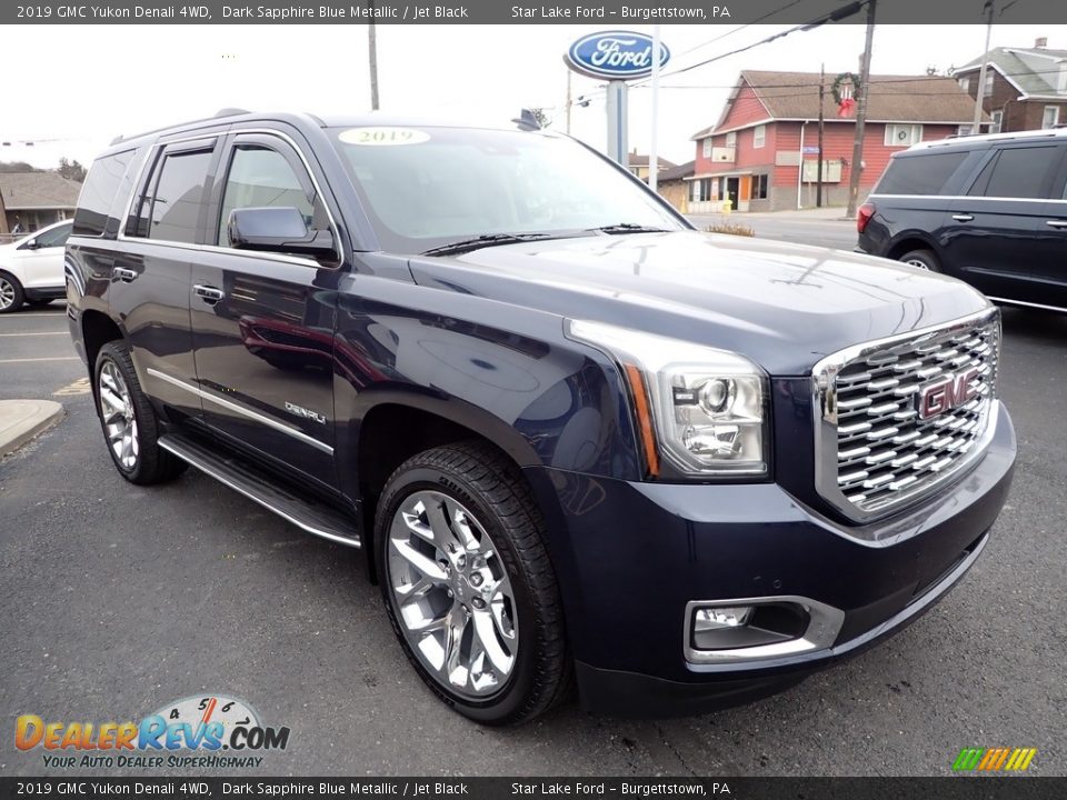 Front 3/4 View of 2019 GMC Yukon Denali 4WD Photo #7