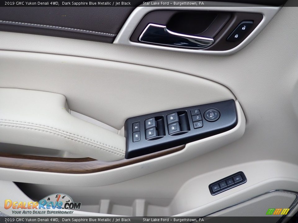 Door Panel of 2019 GMC Yukon Denali 4WD Photo #14