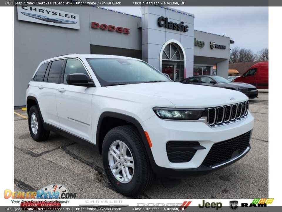 2023 Jeep Grand Cherokee Laredo 4x4 Bright White / Global Black Photo #1