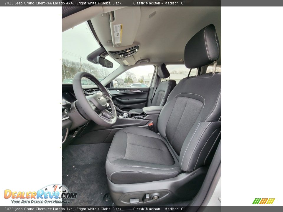 2023 Jeep Grand Cherokee Laredo 4x4 Bright White / Global Black Photo #2