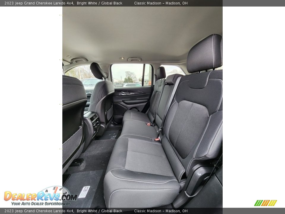 2023 Jeep Grand Cherokee Laredo 4x4 Bright White / Global Black Photo #3