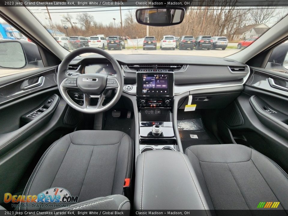 2023 Jeep Grand Cherokee Laredo 4x4 Bright White / Global Black Photo #4
