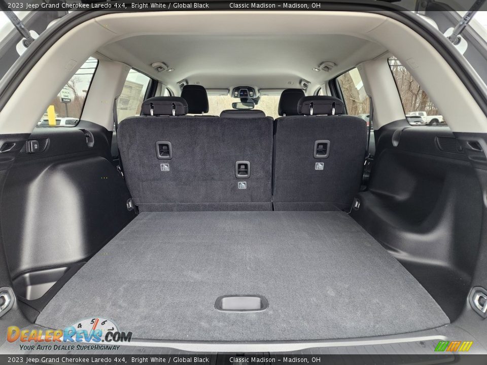 2023 Jeep Grand Cherokee Laredo 4x4 Bright White / Global Black Photo #11